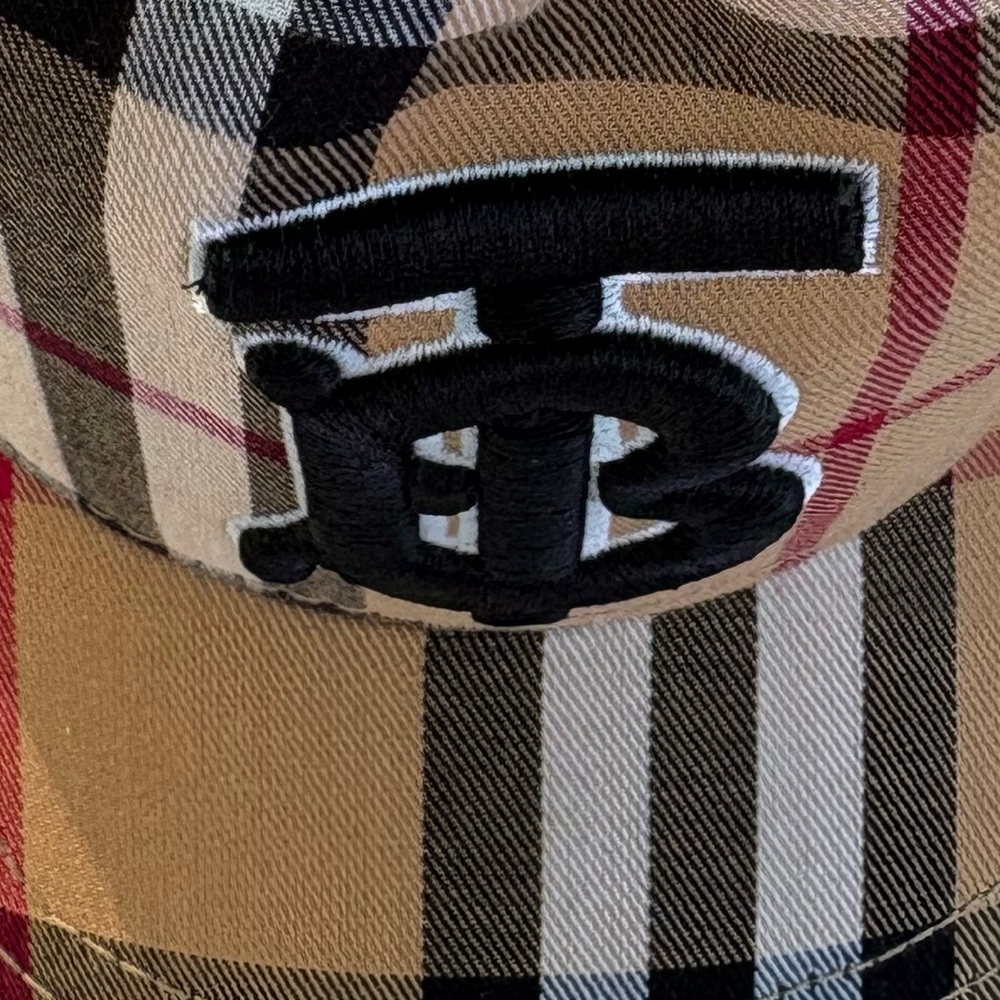 New burrberry hat - Picture 2 of 4